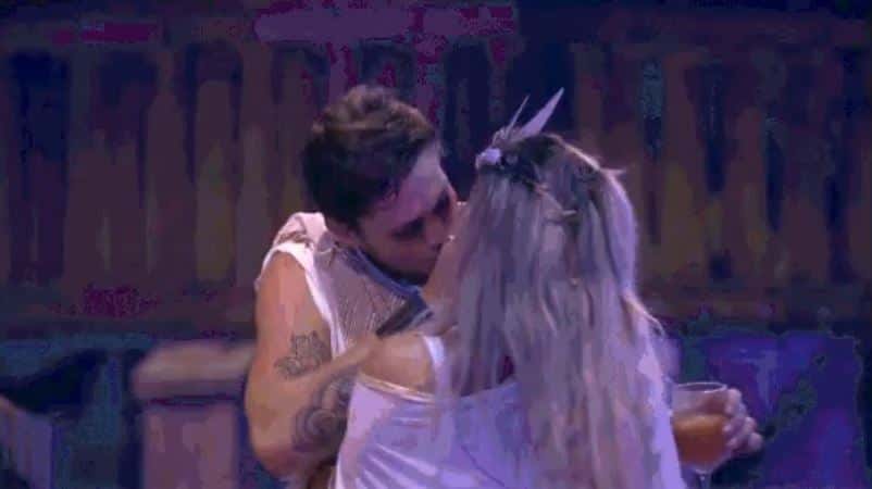 Breno beijou Jaqueline na Festa Deuses Gregos (Foto: TV Globo)