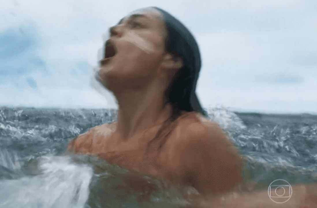 Bianca Bin em cena de afogamento (Foto: Reprodução)