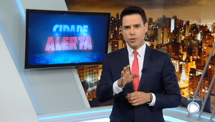 O apresentador Luiz Bacci no comando do Cidade Alerta, da Record (Foto: Reprodução/Record)