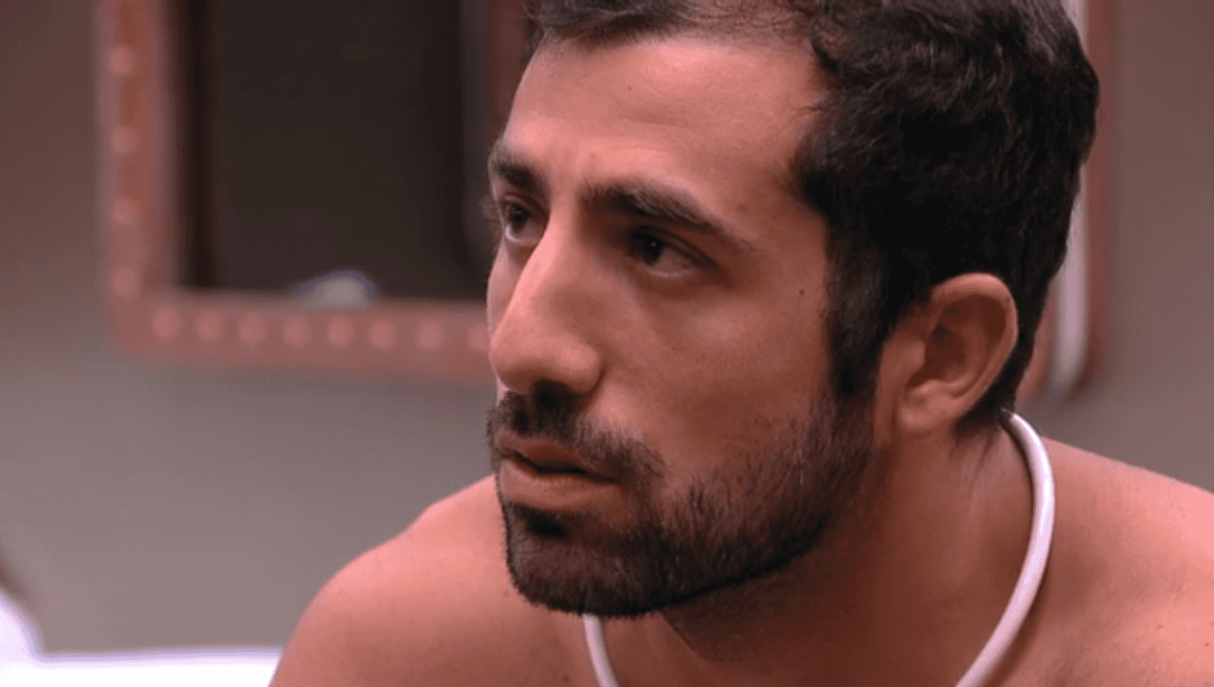 Kaysar em conversa com Mahmoud (Foto: Reprodução)