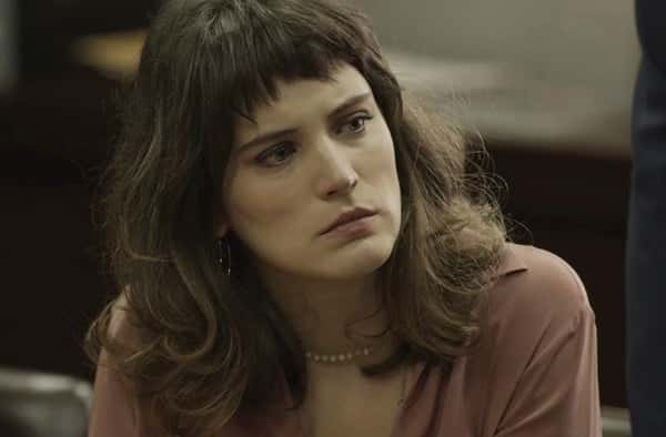 Clara vai procurar ajuda após saber da morte de Vinícius em O Outro Lado do Paraíso. (Foto: Reprodução/Globo)