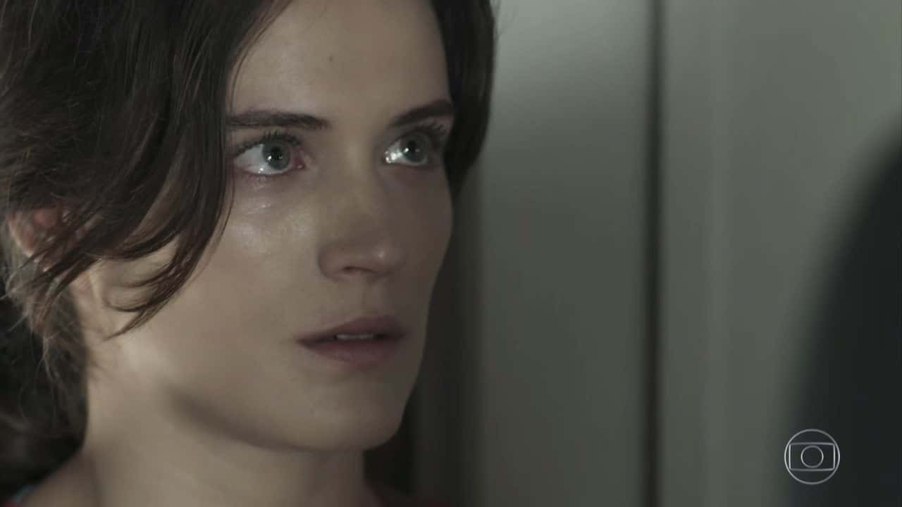Clara pensa em desistir da vingança na novela O Outro Lado do Paraíso. (Foto: Reprodução/TV Globo)