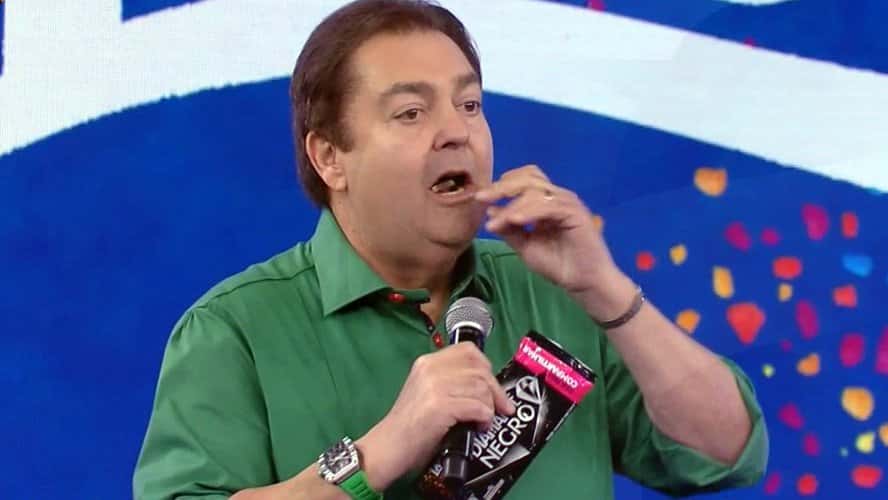 Fausto Silva comendo uma "simples" barra de chocolate (Foto: Reprodução)