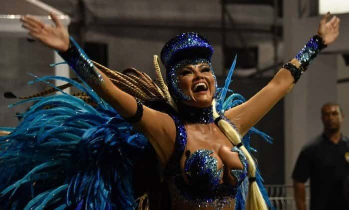 A atriz é rainha da bateria da Rosas de Ouro (Foto: Reprodução)
