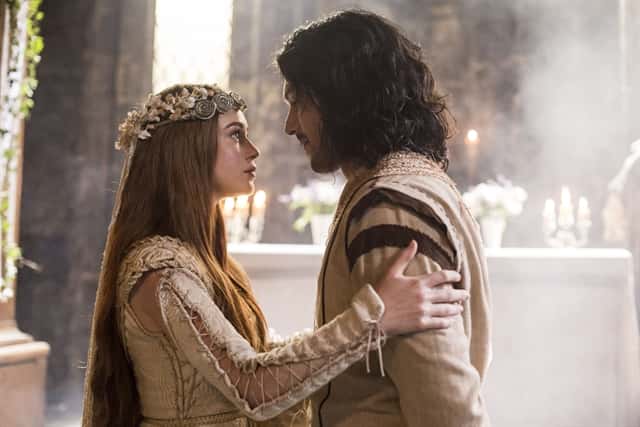 Amália (Marina Ruy Barbosa) e Afonso (Romulo Estrela) em cena de Deus Salve o Rei (Foto: Globo/Marília Cabral)