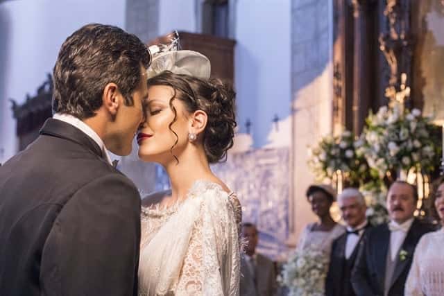 Maria Vitória (Vitória Strada) e Vicente (Bruno Ferrari) em seu casamento (Foto: Globo/Marília Cabral)