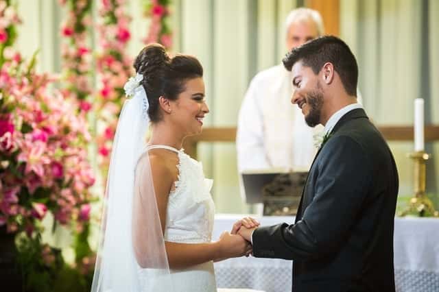 Melissa (Gabriella Mustafá) e Diego (Arthur Aguiar) se casam (Foto: Globo/Raquel Cunha)