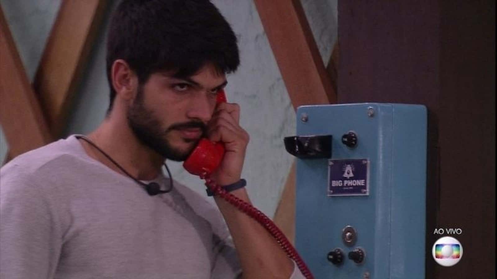 Lucas atende Big Fone no BBB18 (Foto: Reprodução)