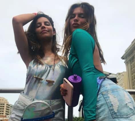 Mariana Goldfarb e uma amiga no bloco da cantora Preta Gil. (Foto: Reprodução/Instagram)
