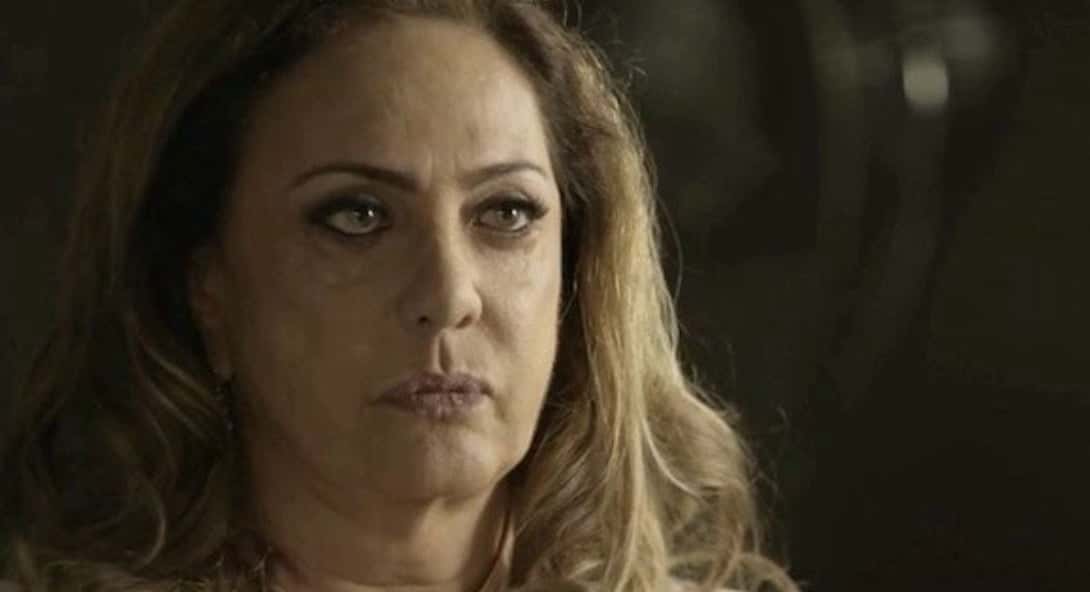 Nádia passa a cuidar do bebê em O Outro Lado do Paraíso (Foto: Reprodução)