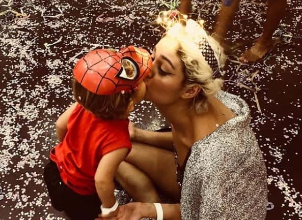 Sophie Charlotte dá selinho no filho. (Foto: Reprodução/Instagram)