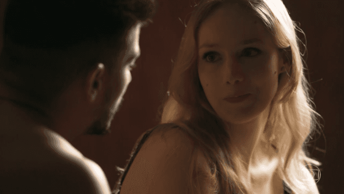 Karina (Malu Rodrigues) e Diego (Arthur Aguiar) em cena de O Outro Lado do Paraíso (Foto: Reprodução/Globo)