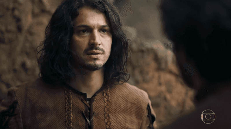 Afonso (Romulo Estrela) em cena de Deus Salve o Rei (Foto: Reprodução/Globo)