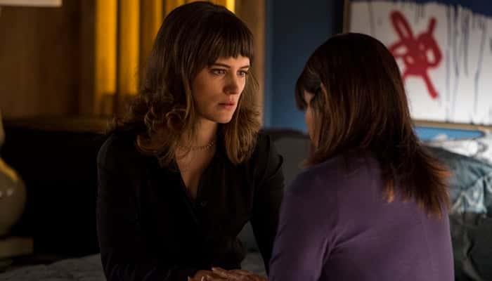 Clara (Bianca Bin) e Beth (Gloria Pires) em cena de O Outro Lado do Paraíso (Foto: Globo/João Cotta)