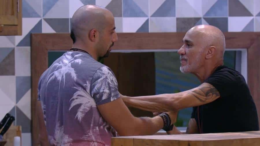 Ayrton e Kaysar conversam sobre atitude humilhante (Foto: Reprodução)