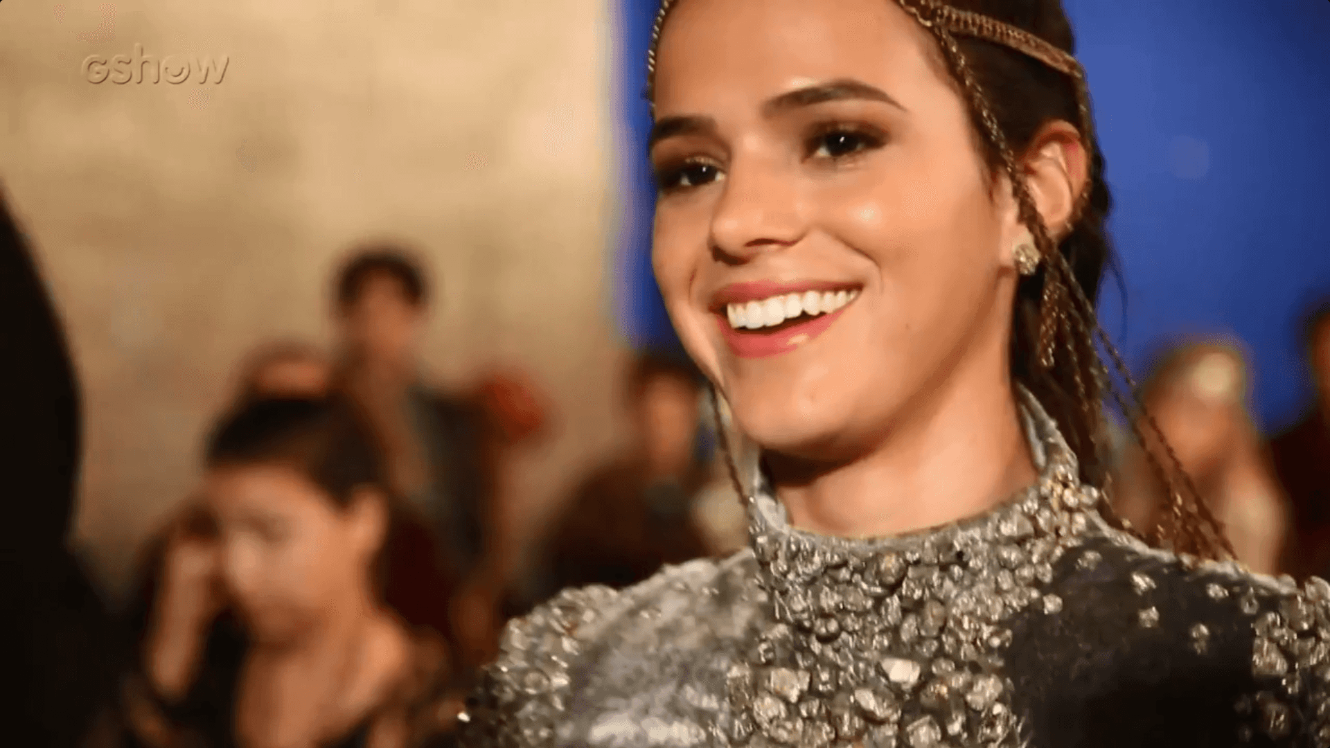 A atriz Bruna Marquezine nos bastidores de Deus Salve o Rei. (Foto: Reprodução/Gshow)