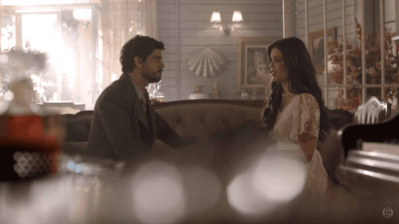 Bruno Cabrerizo e Vitória Strada em cena na novela O Outro Lado do Paraíso. (Foto: Reprodução/TV Globo)