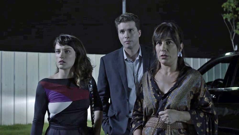Patrick revela a Clara e Beth a farsa de Renan (Foto: TV Globo)