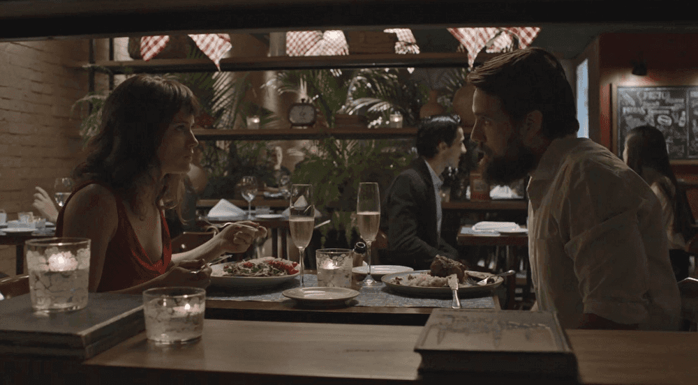 Clara ouve Renato dizer que sempre esteve ao lado dela durante o plano de vingança em O Outro Lado do Paraíso. (Foto: TV Globo)