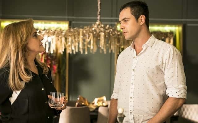 Gael (Sergio Guizé) e Sophia (Marieta Severo) em cena de O Outro Lado do Paraíso (Foto: Globo/João Miguel Júnior)