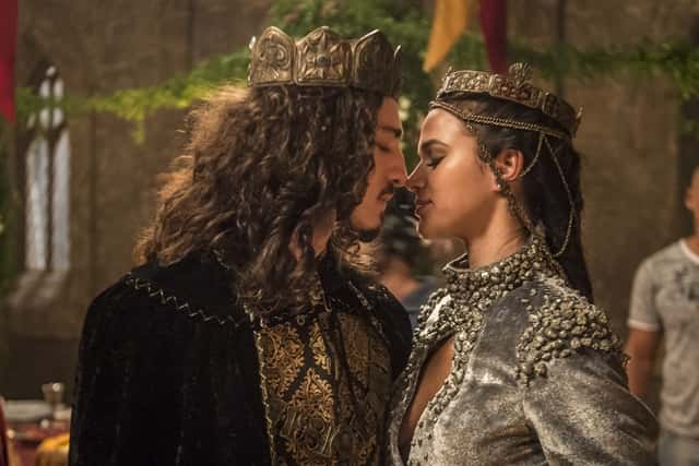 Rodolfo (Johnny Massaro) e Catarina (Bruna Marquezine) em cena de Deus Salve o Rei (Foto: Globo/Mauricio Fidalgo)