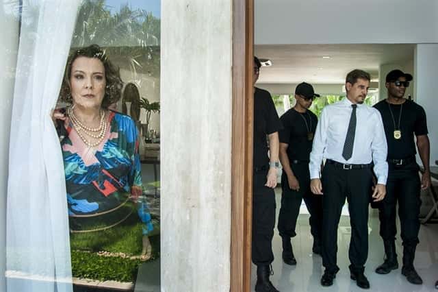 Eduardo (Edson Celulari) sendo preso e Isadora (Ana Beatriz Nogueira) chocada em Malhação (Foto: Globo/Estevam Avellar)