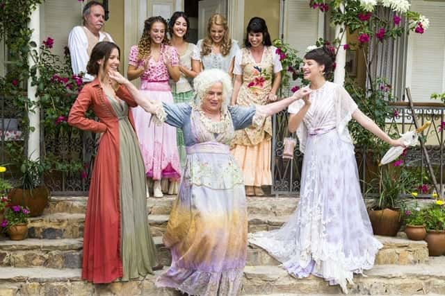 Família Benedito é convidada para o grande baile em Orgulho e Paixão (Foto: Globo/Marília Cabral)
