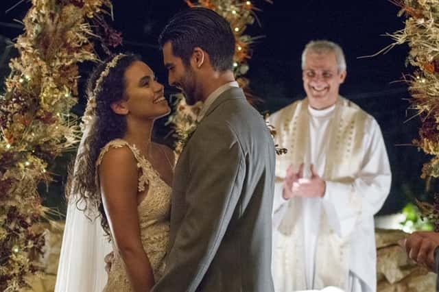 Cleo (Giovana Cordeiro) e Xodó (Anderson Tomazini) se casam em O Outro Lado do Paraíso (Foto: Globo/César Alves)