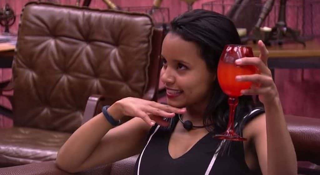 Gleici acompanhando os participantes dentro do BBB18 (Foto: Divulgação/Globo)