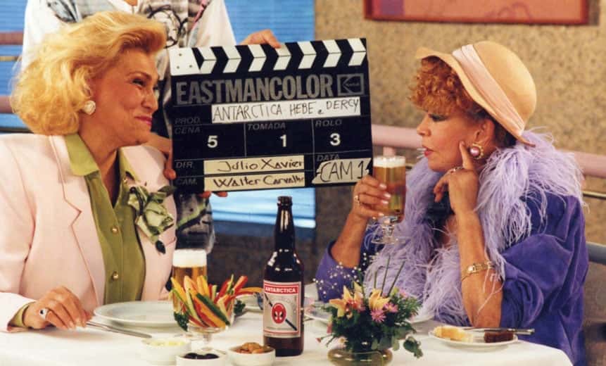Hebe Camargo e Dercy Gonçalves em gravação de comercial (Foto: Reprodução)