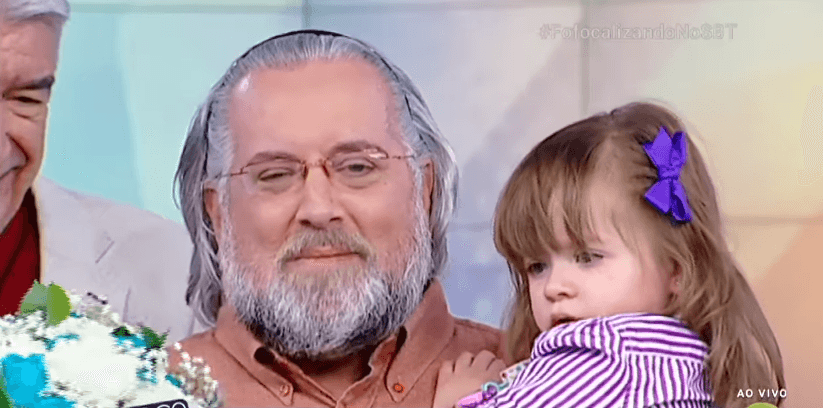 O apresentador Leão Lobo e sua neta Laura. (Foto: Reprodução/SBT)