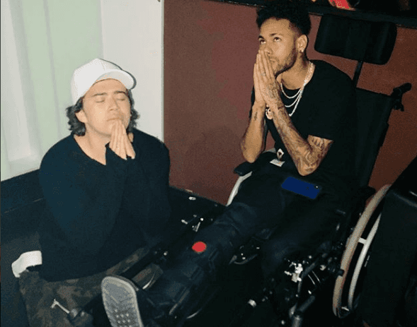 Whindersson faz oração para Neymar. (Foto: Reprodução/Instagram)
