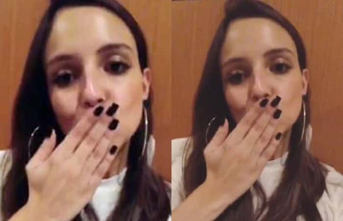 Ana Lúcia manda beijo e mostra dedo sem aliança (Foto: Reprodução)