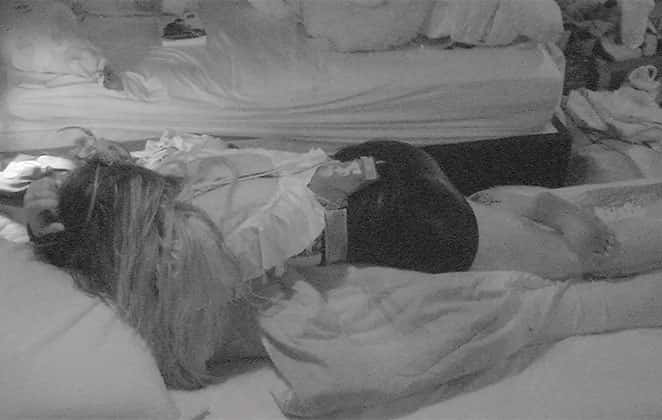 Paula se joga na cama de Breno e beija o brother no BBB18. (Foto: Divulgação/Tv Globo/BBB)