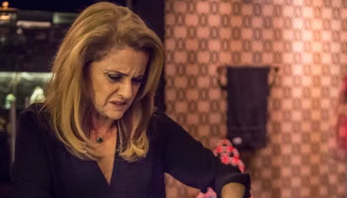 Sophia (Marieta Severo) no banheiro, limpa a tesoura com álcool em O Outro Lado do Paraíso (Foto: Globo/Mauricio Fidalgo)