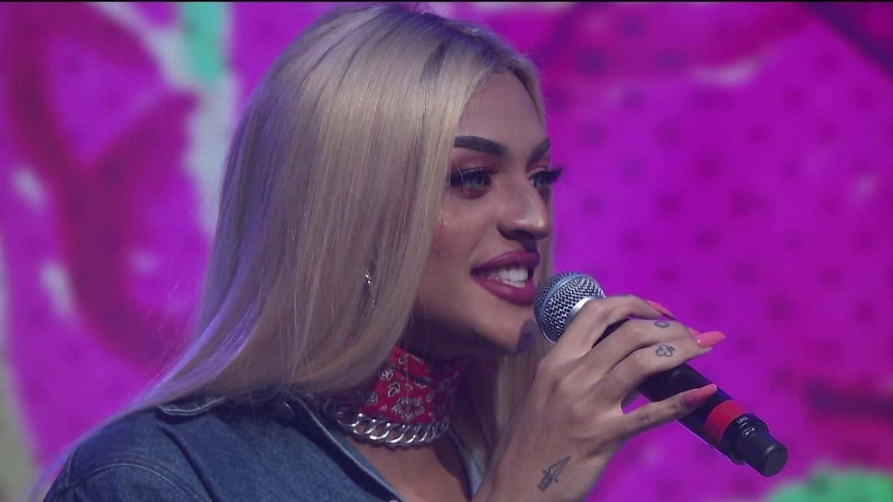 Pabllo Vittar em apresentação em programa de televisão (Foto: Reprodução)