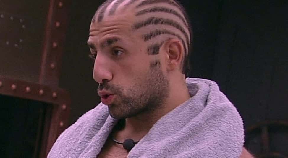 Kaysar troca de roupa (Foto: Reprodução)