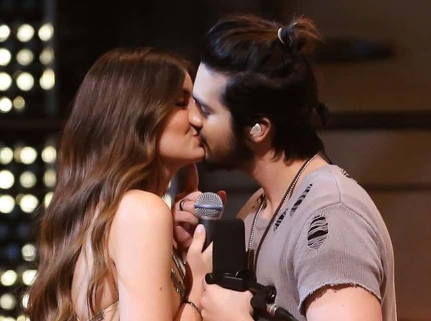 Camila e Luan se beijam em gravação de DVD do cantor (Foto: Reprodução)