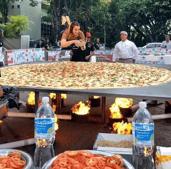 Catia Fonseca foi içada em cima da maior pizza do Brasil (Foto Diandra Antonelli)