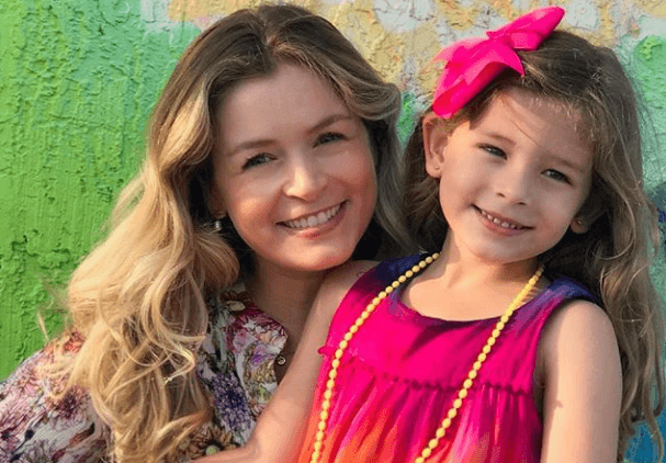 A atriz Bianca Castanho e a filha. (Foto: Reprodução)