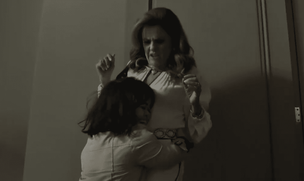 Sophia é cuidada por Estela (Foto: Reprodução)
