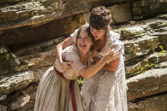 Elisabeta (Nathalia Dill), Ema (Agatha Moreira) (Foto: Globo/Estevam Avellar)
