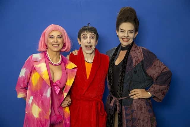 Penélope (Angela Dip), Nino (Cássio Scapin) e Morgana (Rosi Campos) no Tá no Ar (Foto: Globo/Marília Cabral)