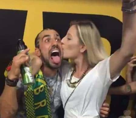 Kaysar posa com fã ao desembarcar em Curitiba (Foto: reprodução/ instagram)