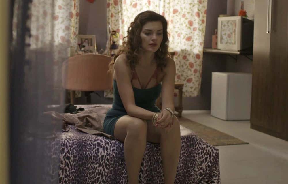 Leandra abandona bordel (Foto: Reprodução)