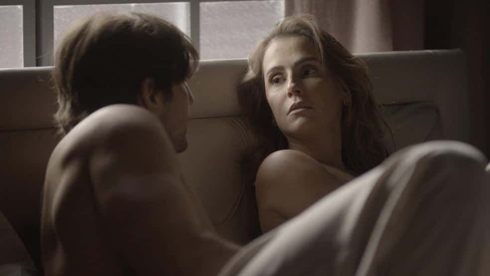 Amantes estarão na cama no momento da falsa morte em Segundo Sol (Foto: Reprodução)