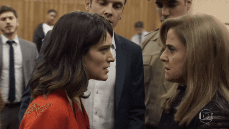 Clara (Bianca Bin) e Sophia (Marieta Severo) no último capítulo de O Outro Lado do Paraíso (Foto: Reprodução/Globo)