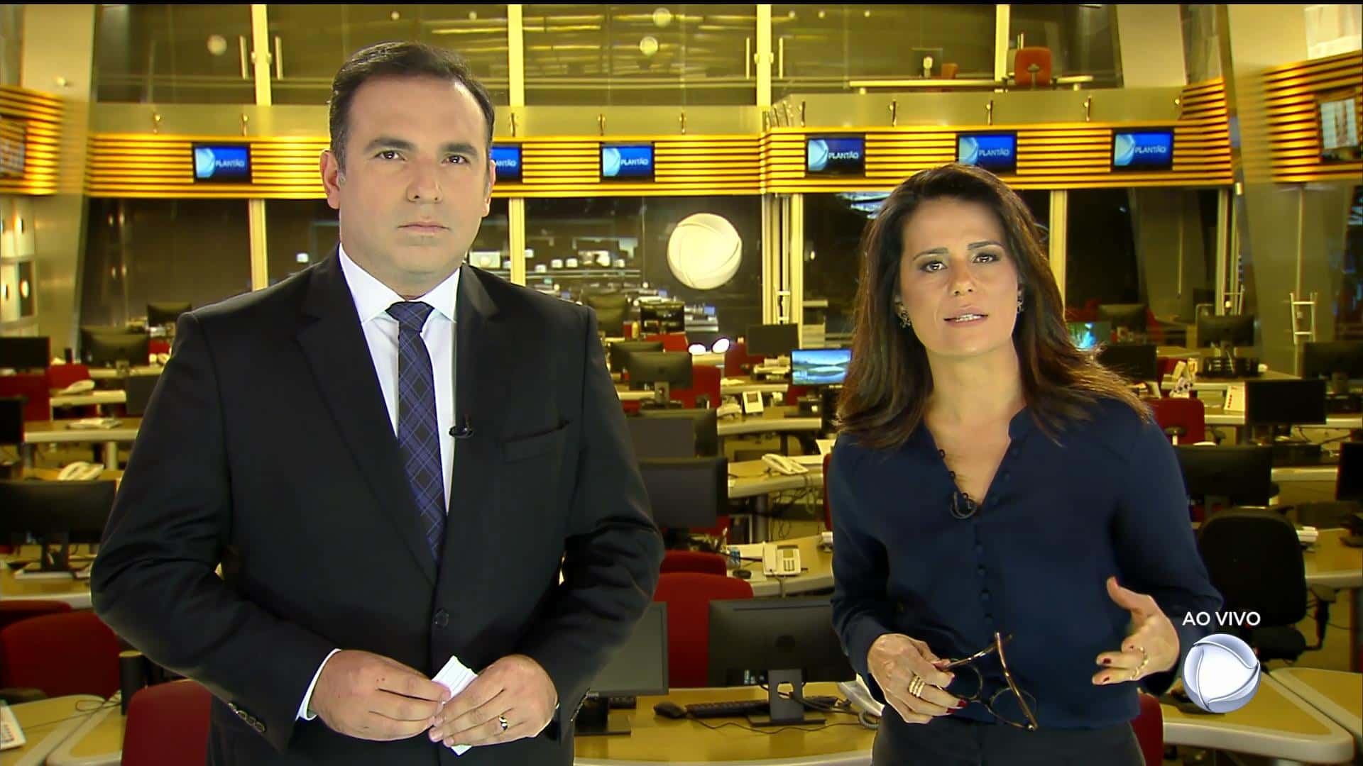 Reinaldo Gottino e Adriana Araújo no comando do plantão da Record (Foto: Reprodução/Record)