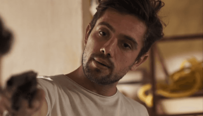 Renato (Rafael Cardoso) em cena de O Outro Lado do Paraíso (Foto: Reprodução/Globo)