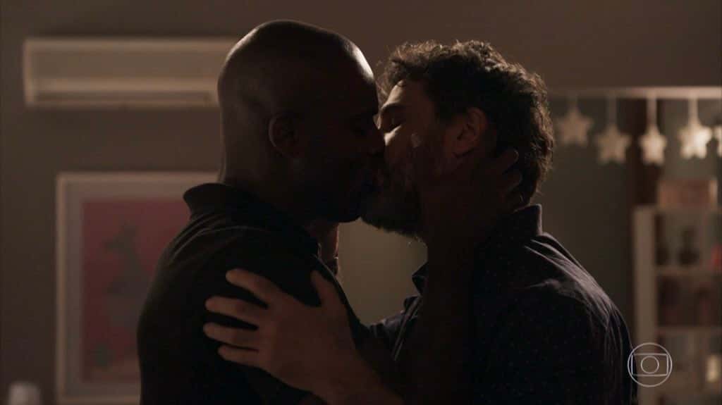 Cido (Rafael Zulu) e Samuel (Eriberto Leão) se beijam em O Outro Lado do Paraíso (Foto: Reprodução)